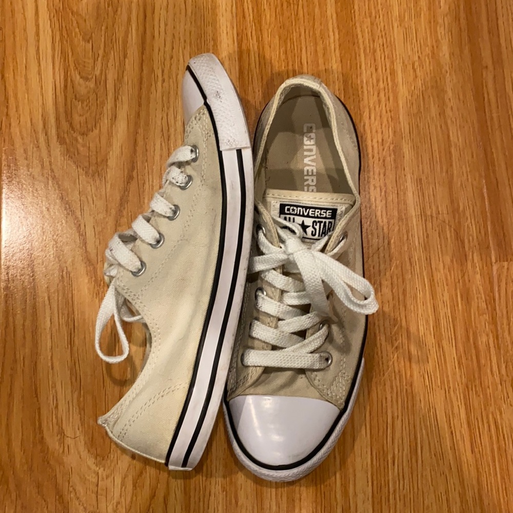 Converse Dainty Ox Women’s Size 7 in off-white
